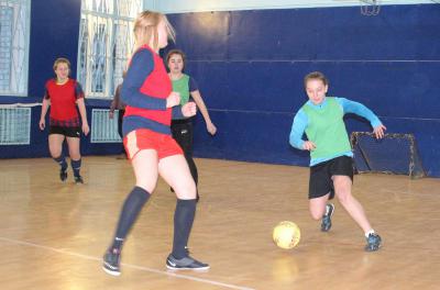 В Рязани мини-футбольные каникулы продолжили девушки
